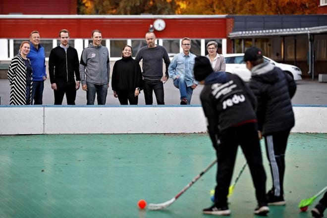 Urheiluyläkouluja kokeillaan yhteensä 14 kunnassa eri puolilla Suomea. Seinäjoella asiaan tutustuttiin torstaina laajan joukon voimin. Yhteiskoululla lasten ja nuorten urheilemista pohtivat torstai-iltana Laura Tast (vas.), Pekka Lehtinen, Sami-Petteri Kivimäki, Tommy Koponen, Anne Tarpio, Teemu Rauhala, Mikko Kuivinen ja Pirjo Lehtinen. KUVA: TOMI KOSONEN