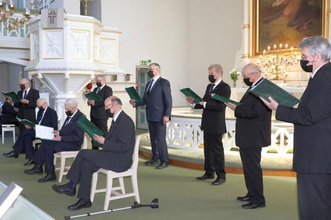 Veteraanipäivän nauhoituksessa esiintyivät Alahärmän veteraanikuorosta Matti Tyni, Martti Kojola, Pekka Keltto, Toivo Heikkilä, Mauno Laakso, Heino Rämäkkö, Paavo Lahti, Erkki Malmi ja Seppo Malmi. Pentti Rantala, Heikki Mäki-Kojola ja Jouko Kalijärvi puuttuivat tällä kertaa kokoonpanosta. Kuoron veteraanijäsenet ovat Heikki Mäki-Kojola ja Erkki Malmi. KUVAT: MARIANNE LÄHDE