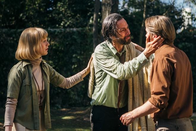 Lysa ((Sophia Heikkilä), ja Tapani Brotheruksen (Pelle Heikkilä) luo tulvii vuonna 1973 vallankaappauksen jälkeen chileläisiä, joiden henki on vaarassa. Yhtä heistä näyttelee Néstor Cantillana (keskellä). KUVA: Yle Kuvapalvelu