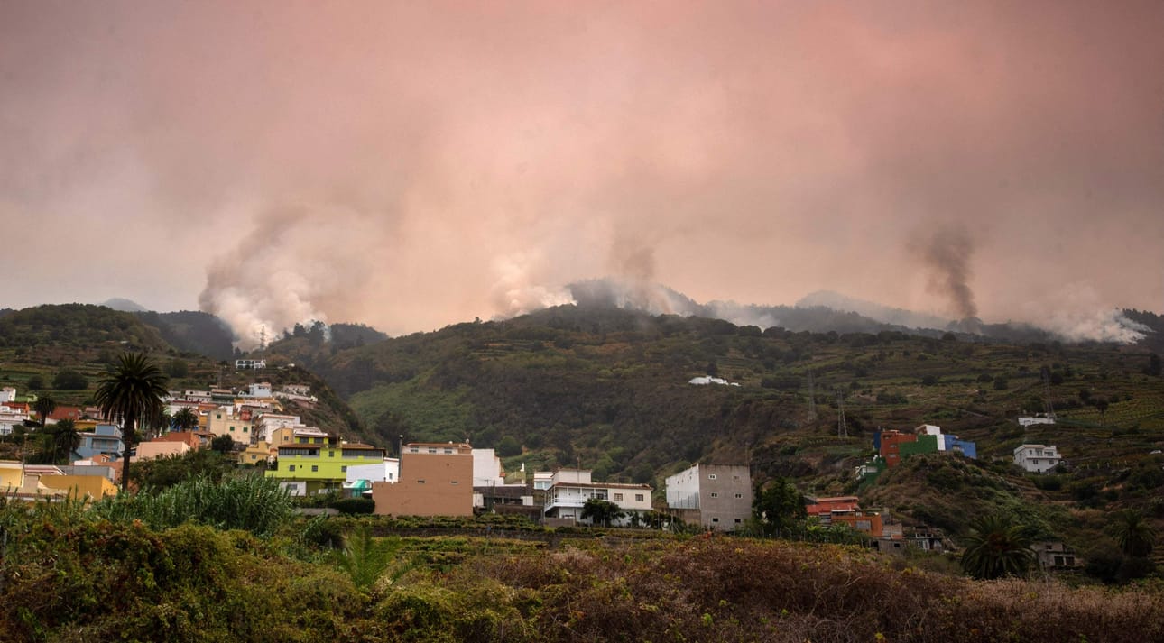 Paikallisten viranomaisten mukaan Teneriffalla pelastajat ovat edistyneet taistelussa roihuavaa maastopaloa vastaan. LEHTIKUVA/AFP