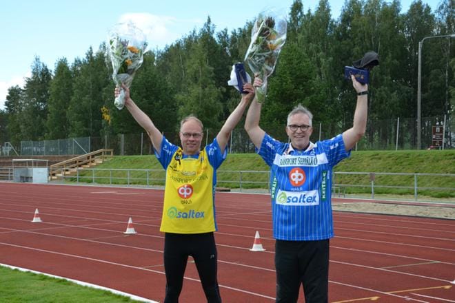 Viisiottelun jälkeen kaupunginjohtaja Vesa Koivunen ja kirkkoherra Ari Auranen jaksoivat hymyillä, vaikka molemmat totesivat, että kyllä olkapäässä nyt tuntuu. KUVA: SARI HEINILÄ