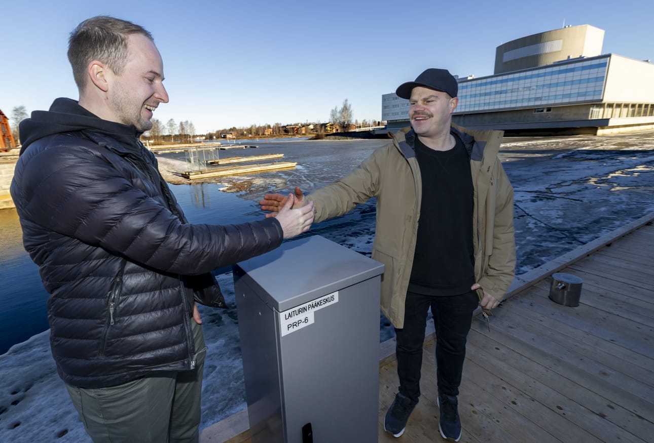 Bastusaunan yhtiökumppanit Aleksi Mainio (vas.) ja Tuomo Kyngäs rakennuttavat kelluvan saunan torirantaan. He uskovat, että sauna voisi avautua yleisölle kesäkuun loppupuolella.