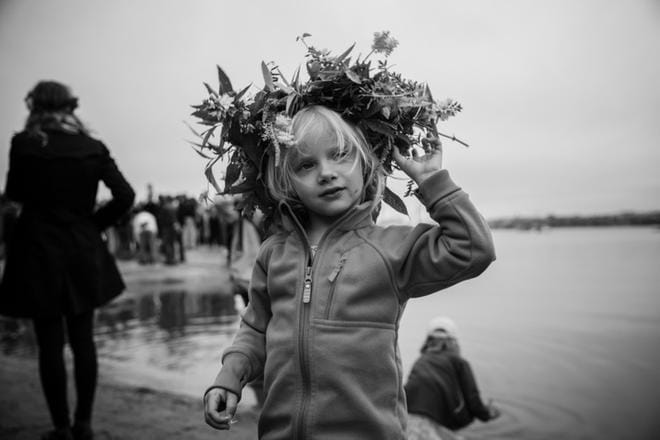 Dokumentissa esiintyy monenikäisiä suomalaisia pikkulapsista vanhuksiin. Kuva: Saara Mansikkamäki