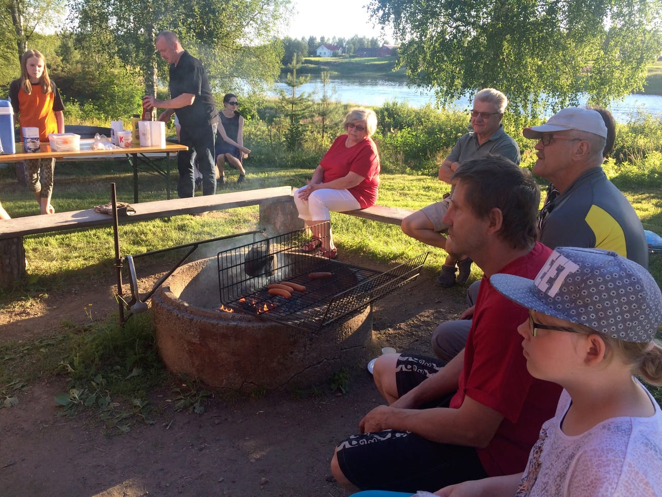 Eihän se ole suomalainen kesätapahtuma mitään ilman makkaraa. Niitäkin Livokkaan laavulla oli tarjolla.