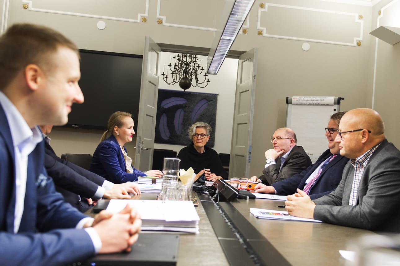 Teknologiateollisuus ja Teollisuusliitto käsittelivät aluksi työehtokiistaa valtakunnansovittelija Vuokko Piekkalan toimistolla, mutta lopuksi ilman sovittelijaa.