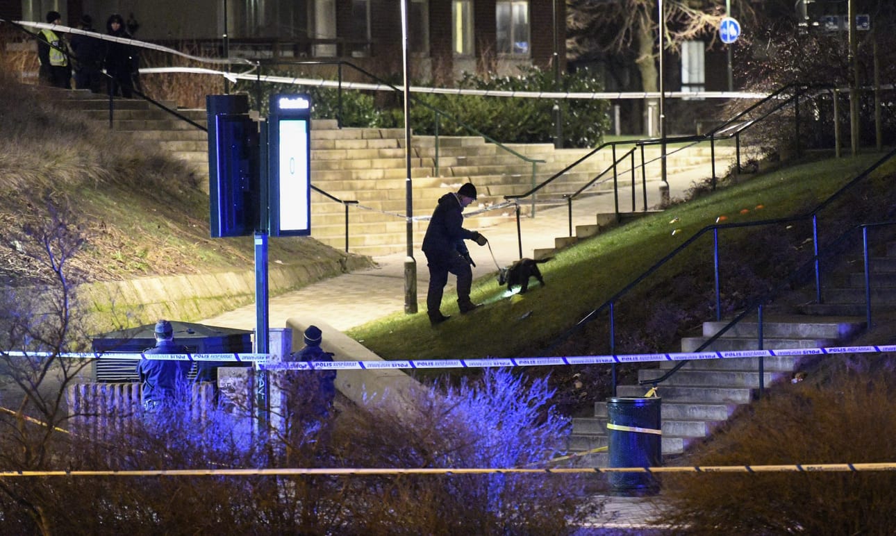 Poliisit tutkivat rikospaikkaa Malmössä, missä 16-vuotias nuorukainen ammuttiin Rosengårdin lähiössä torstaina.