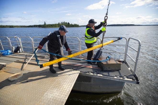 Harry Sandén (vasemmalla) ja Bengt-Ole Källberg ovat innoissaan päästessään mukaan väylänhoitotalkoisiin. KUVAT: JARNO PELLINEN