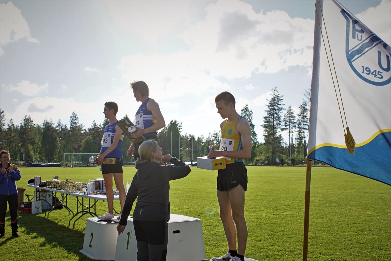 Pohjantähti Gamesissa miesten 800 metrillä puheenjohtaja Kirsi Hanhela pääsi palkitsemaan oman seuran edustajat Matias Tiiron ja Mikko Rahkolan kaksoisvoiton jälkeen.
