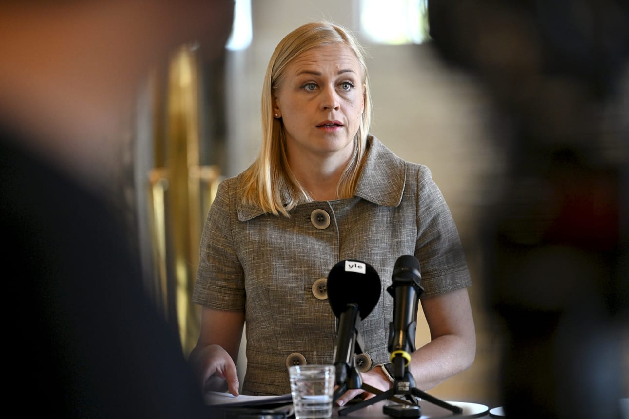 Ulkoministeri Elina Valtonen (kok.) kertoi torstaina tiedotustilaisuudessa valtioneuvoston ulko- ja turvallisuuspoliittisesta selonteosta. LEHTIKUVA / Mikko Stig