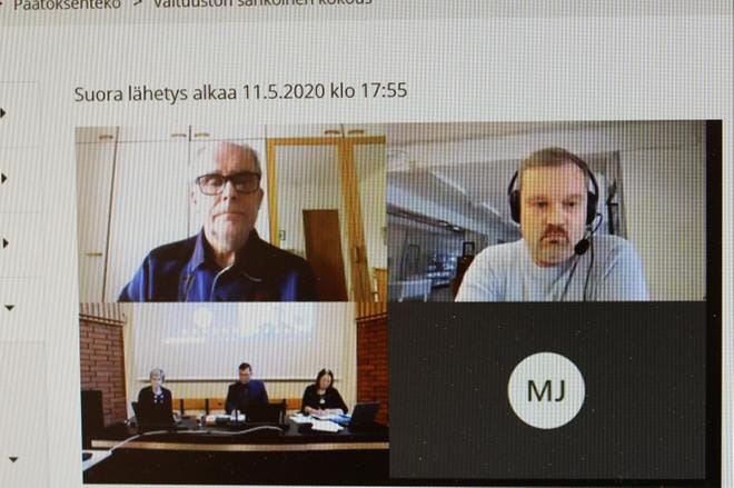 Alavuden kaupunginvaltuusto kokoontui etäyhteyksin, ja paikalla valtuustosalissa olivat ainoastaan hallintopäällikkö Sari Helander (ryhmäkuvassa vasemmalla), kaupunginvaltuuston puheenjohtaja Toni Juurakko ja kaupunginjohtaja Liisa Heinämäki. Nimenhuudossa valtuutetut, muun muassa Mikko Myllymäki (vasemmalla ylhäällä) ja Antti Mäkelä, olivat läsnä ääni- ja kuvayhteydellä, ja sama käytäntö oli myös puheenvuoroja käytettäessä ja äänestettäessä. KUVA: REIJO HEIKKILÄ