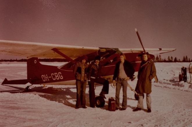 Vuonna 1976 Harri Mäkinen (2. vasemmalta) ja Pelle Miljoona (1. oikealta) lensivät opiskelijakavereidensa kanssa katsastamaan pienkonetta Keski-Suomeen. Kuva Tikkakosken lentokentältä. KUVA: HARRI MÄKISEN KOTIALBUMI