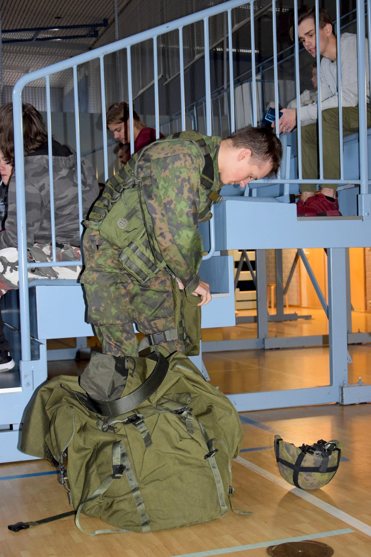 Alikersantti Tony Lehtola vastaili kiinnostuneiden kysymyksiin varusmiehen arjesta ja esitteli varusteita.