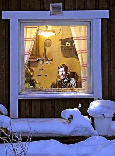 Raimo Kanamäen kaivospiiri kaivinkoneineen Lemmenjoen Puskuojalla uinuu lumivaipan alla. Kun lumet ja routa sulavat, alkavat kaivutyöt.