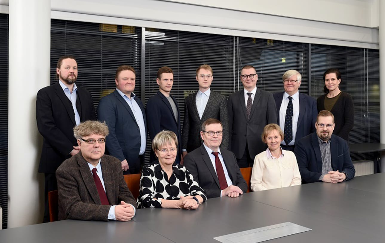 Yliopiston hallitusta johtaa Sakari Kallo (vas.) ja varapuheenjohtajana toimii Liisa Jaakonsaari (toinen vas.).