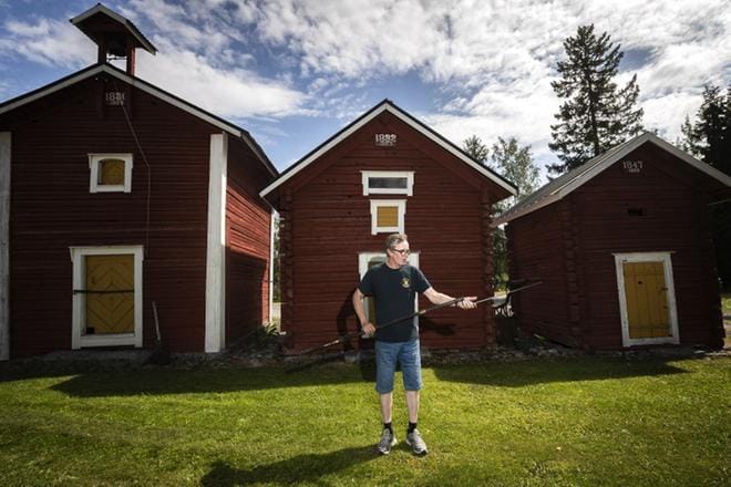 Harri Ritarin isä siirsi useita vanhoja pohjalaisaittoja mailleen. Nyt Harri Ritari pitää niissä kotimuseota. Kuvassa näkyy kolme ensimmäistä aittaa. Kuuluisin on keskimmäinen rakennus, joka tunnetaan Matti Haapojan piilopaikkana. KUVAT: MAIJA SAANIO