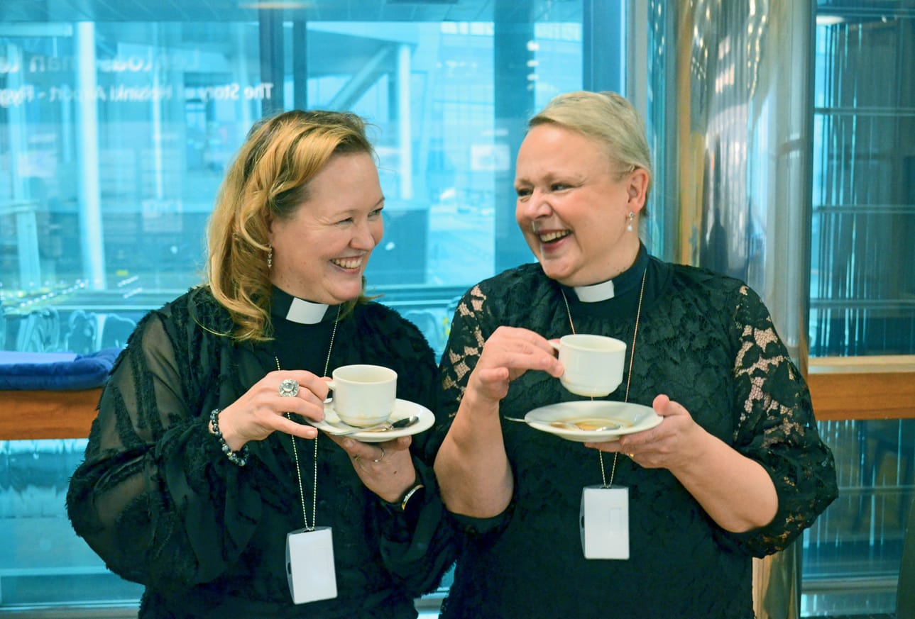 Sanna Uusitalo (vasemmalla) kahvittelee Tiina Kaaresvirran kanssa. Uusitalo ja Kaaresvirta perustivat koronan aikaan Duo Liperit -yhtyeen, jossa Uusivirta laulaa ja Kaaresvirta soittaa kanteletta.