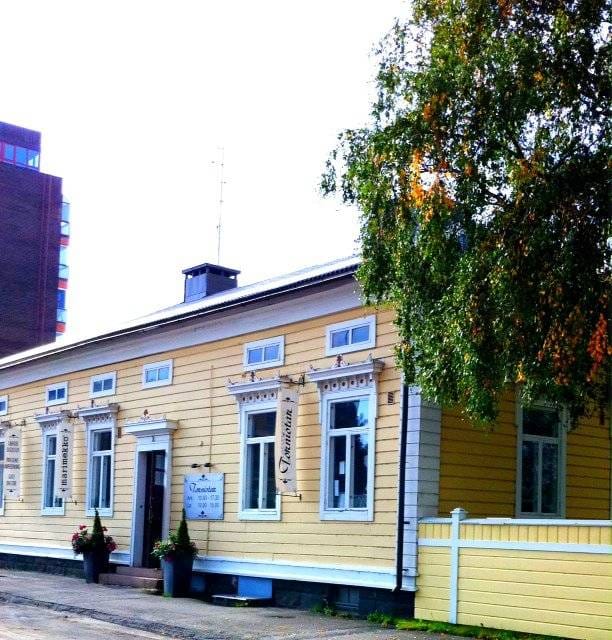 Vanhasta rakennuksesta puuttuvat avoimet näyteikkunat. Ruokostenpohja luottaa kuitenkin vanhan talon charmiin.