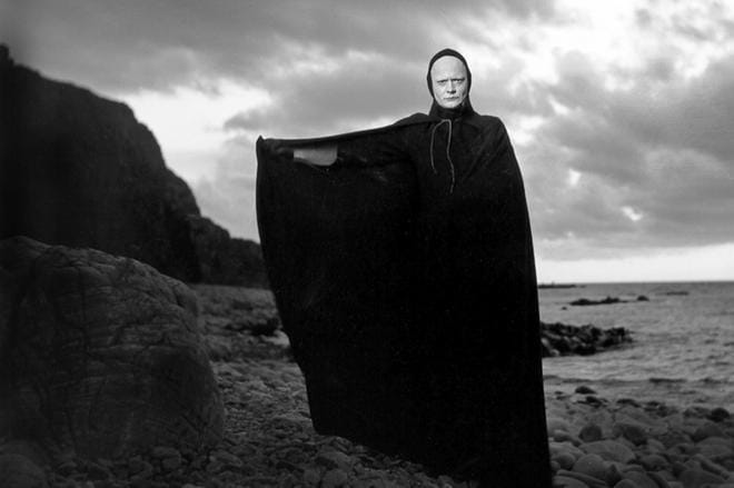 Ritari Antonius Block(Max von Sydow) palaa Ruotsiin osallistuttuaan ristiretkeen ja kohtaa Kuoleman (Bengt Ekerot), jonka kanssa hän pelaa shakkiottelun. KUVA: Yle Kuvapalvelu