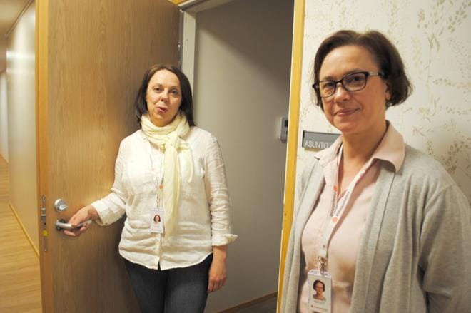 Ikäihmisten palvelujohtaja Marika Nevanpää (vas.) ja palveluvastaava Johanna Haapa-aho esittelivät Alavuden uutta tehostetun palveluasumisen yksikköä Pihlajakalliota kesällä 2019. ARKISTOKUVA: EEVA-LIISA KULJU