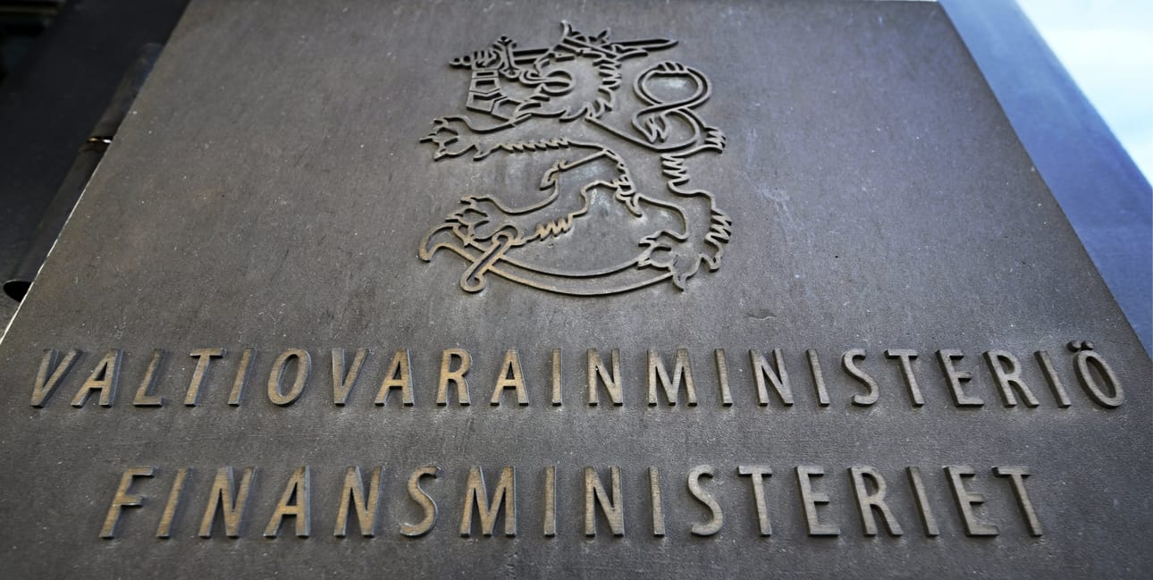 Valtiovarainministerön arvion mukaan valtion taloutta on sopeutettava tällä vaalikaudella entisestään.