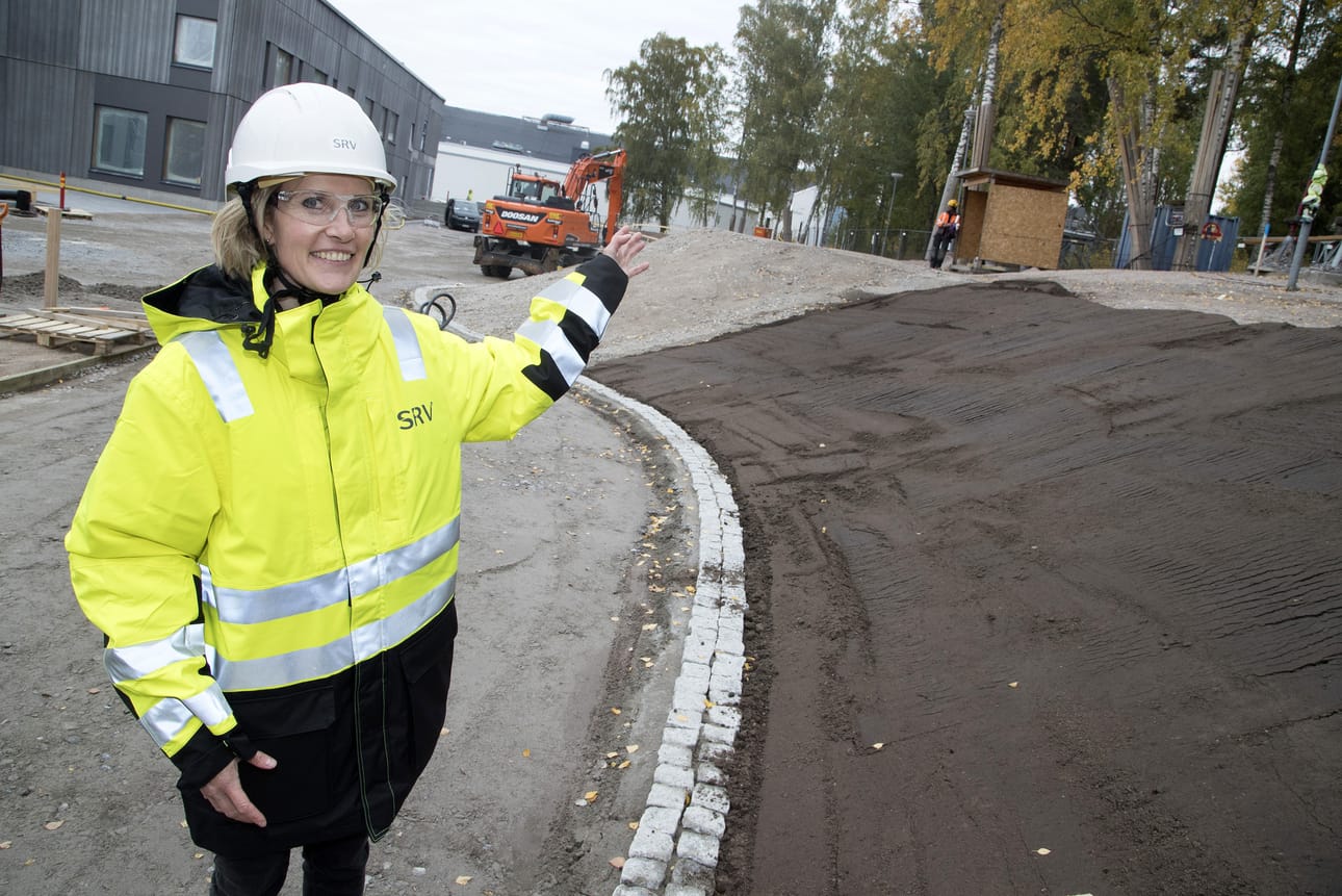 SVR:n kehitysjohtaja Miimu Airaksinen esittelee hiilikuormitukseltaan uudenlaista koulurakentamista Espoossa. Kouluun tulee aurinko- ja maalämpöjärjestelmä.