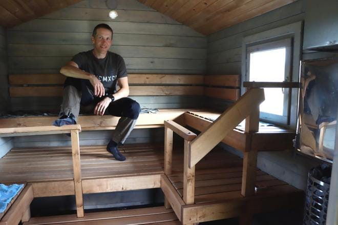 Timo Antila rakensi saunansa lähes kokonaan itse. Kuvat: Jarno Ranta