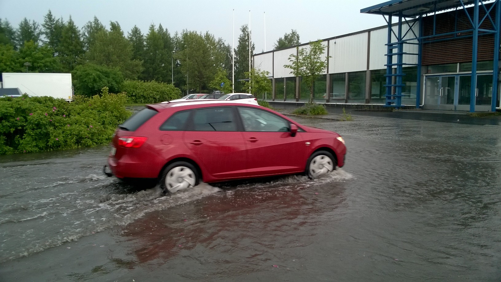 Raju vesisade aiheutti pienen paikallisen tulvan Karjasillalla