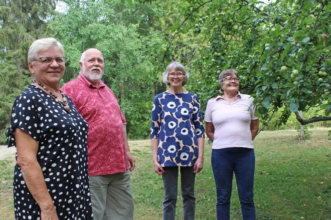 Alavuden Karjala-seura ry:n kesäiltakokoontuminen toi yhteen Helinä Mäyryn, Markku Pullin, Anja Kuisminin ja Kyllikki Laaksosen. KUVA: REIJO HEIKKILÄ