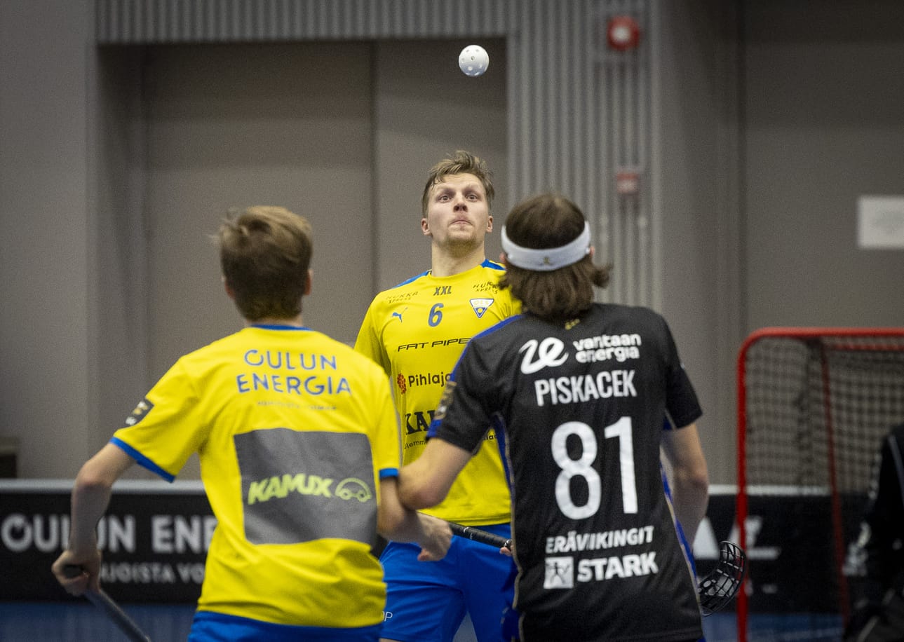 OLS-kapteeni Olli Kinnunen (numero kuusi) mätti EräViikinkejä vastaan tehot 2+3.