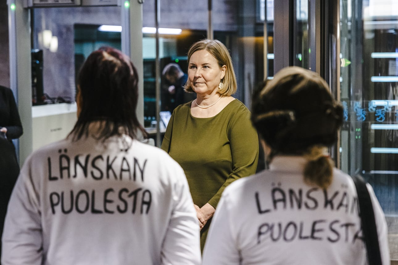 Sosiaali- ja terveysministeri Kaisa Juuso (ps.) vastaanotti perjantaina osan lappilaisesta karvalakkilähetystöstä.