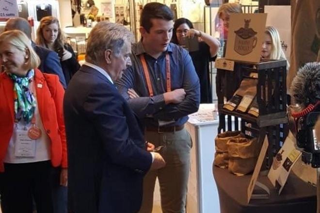 Tasavallan presidentti Sauli Niinistö kävi tutustumassa Kahvipöllön pisteellä finaalin messuilla. KUVA: INGER AALTONEN