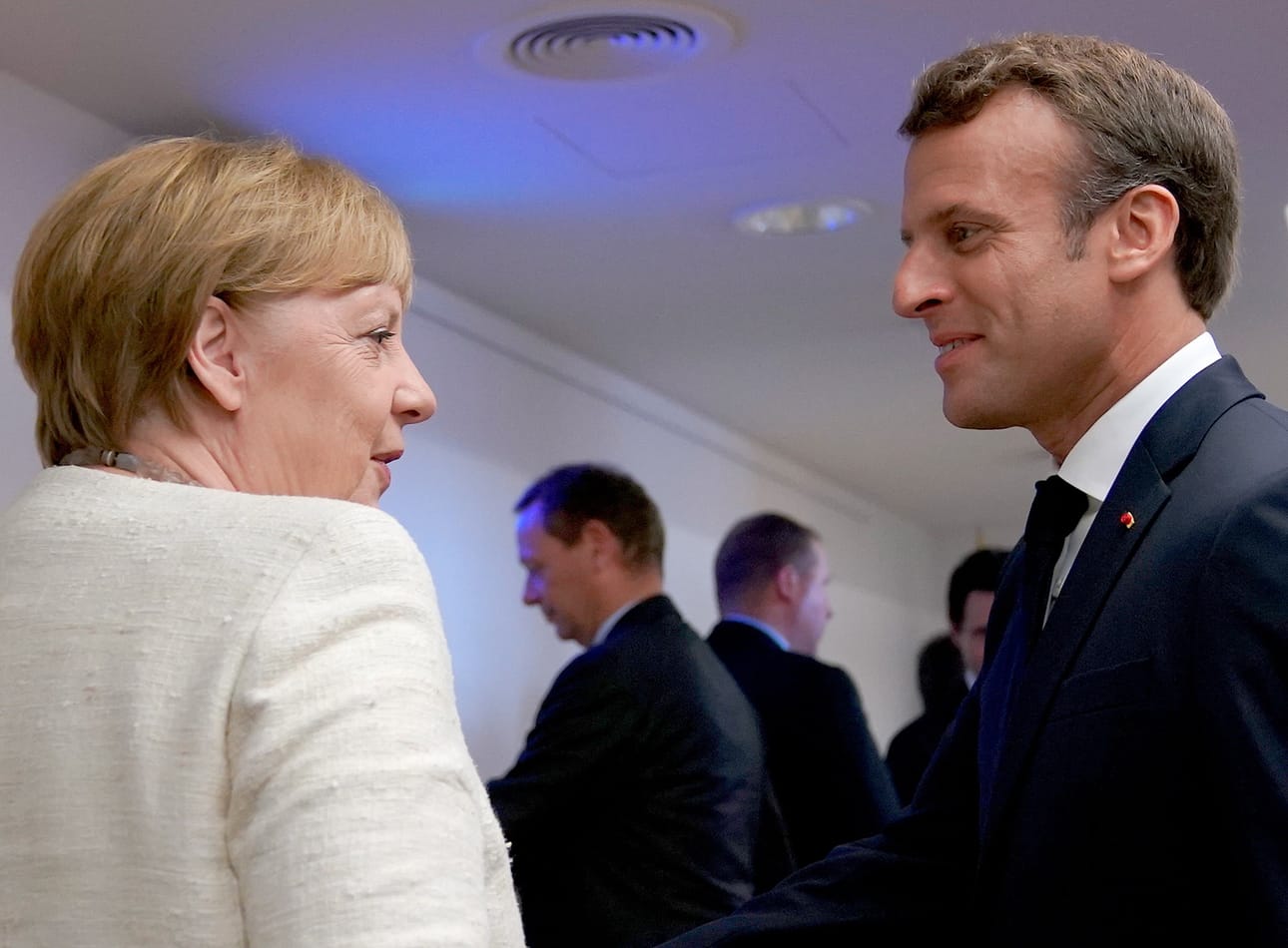 Saksan liittokansleri Angela Merkel ja Ranskan presidentti Emmanuel Macron olivat erimielisiä EU-komission puheenjohtajavalinnasta torstain huippukokouksessa.