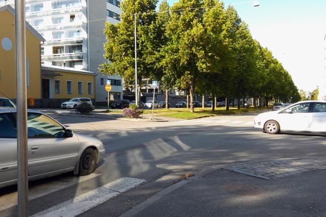 Autokoulunopettaja Harry Mäenpään mukaan virheellisiä tulkintoja voi helposti syntyä silloinkin, kun velvoittavia liikennemerkkejä ei ole käytössä. Kuva on otettu Kirkkopuistikon risteyksestä, jossa ”päätien” suunnasta tuleva harmaa auto on väistämisvelvollinen valkoiseen autoon nähden. Kuva: Henri Pohjala