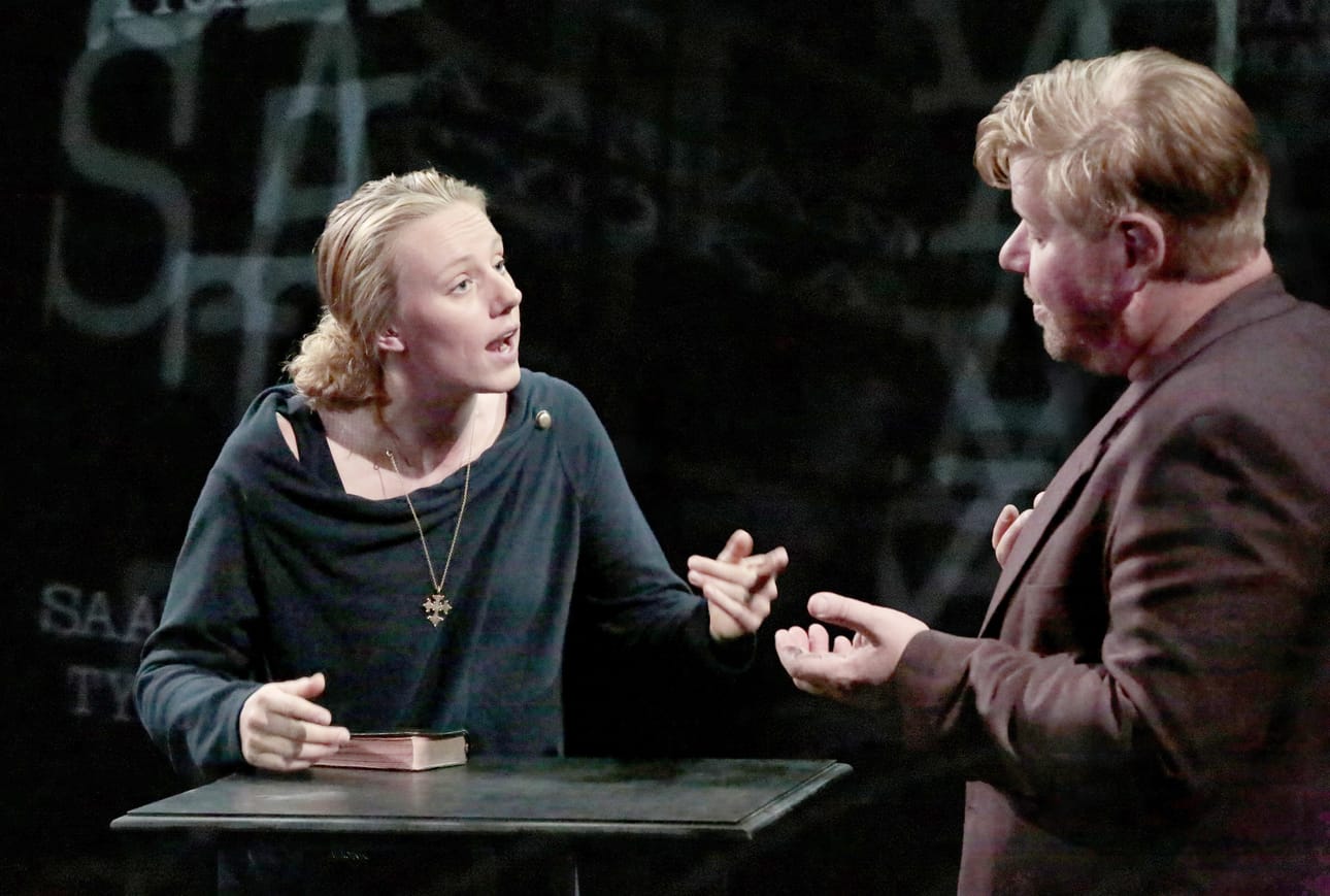 Juha Jokelan vuonna 2006 kantaesitetty Fundamentalisti-näytelmä on kirinyt ajankohtaisuudessa. Kajaanin teatterin tulkinnassa pappia näyttelee Janne Kinnunen ja lahkoon hurahtanutta Heidiä Salla Loper.
