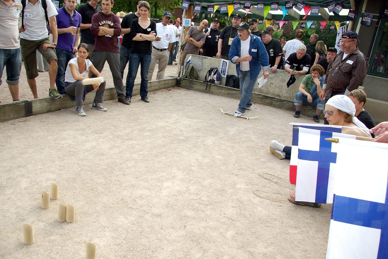 Mölkkyä pelataan myös Ranskassa. Kuva Ranskan avoimista mestaruuskisoista Pariisista kesältä 2010.