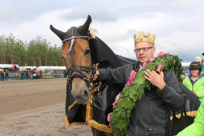Ville Herttuan ja Costellon tuore voittoposeeraus PowerParkin raviradalla. KUVA: JUSSI LÄHDE