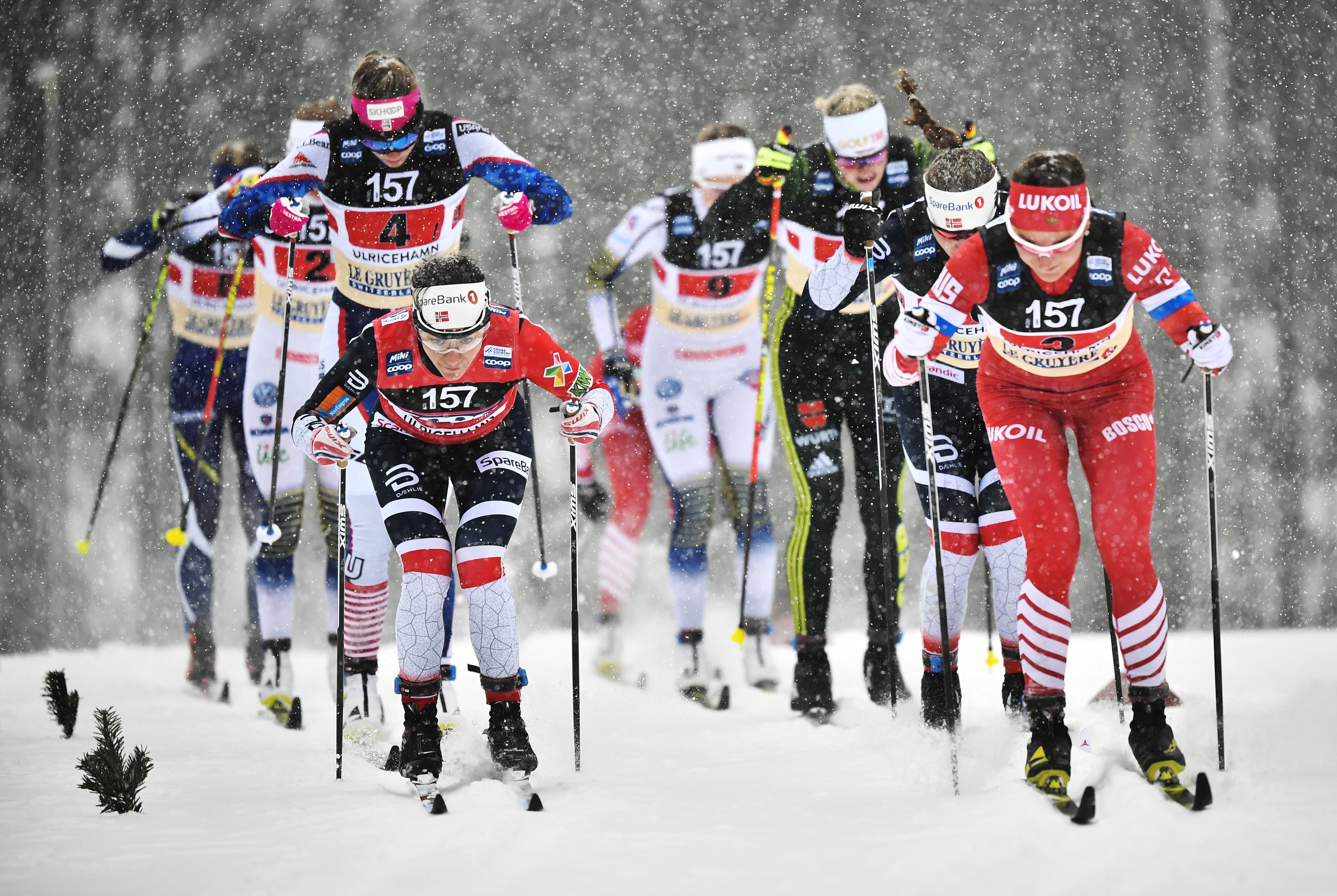 Voitto meni Norjan joukkueelle. Kuvassa vasemmalla ensimmäisenä Norjan hiihtäjänä toiminut Heidi Weng.