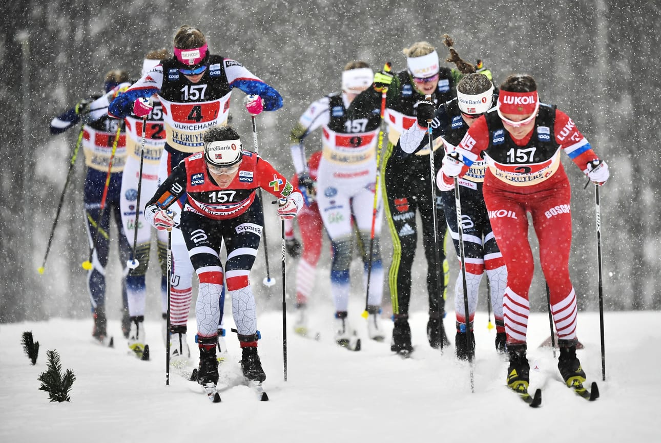 Voitto meni Norjan joukkueelle. Kuvassa vasemmalla ensimmäisenä Norjan hiihtäjänä toiminut Heidi Weng.