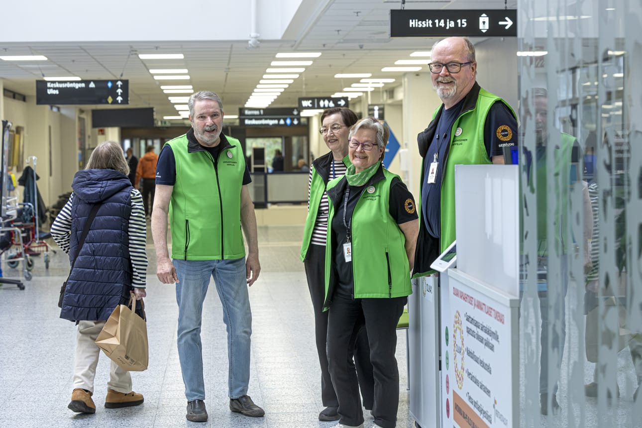 Vihreäliiviset Olka-vapaaehtoistyöntekijät ovat opastaneet Seinäjoen keskussairaalassa ja olleet tarvittaessa juttukaverina. Arkistokuva.