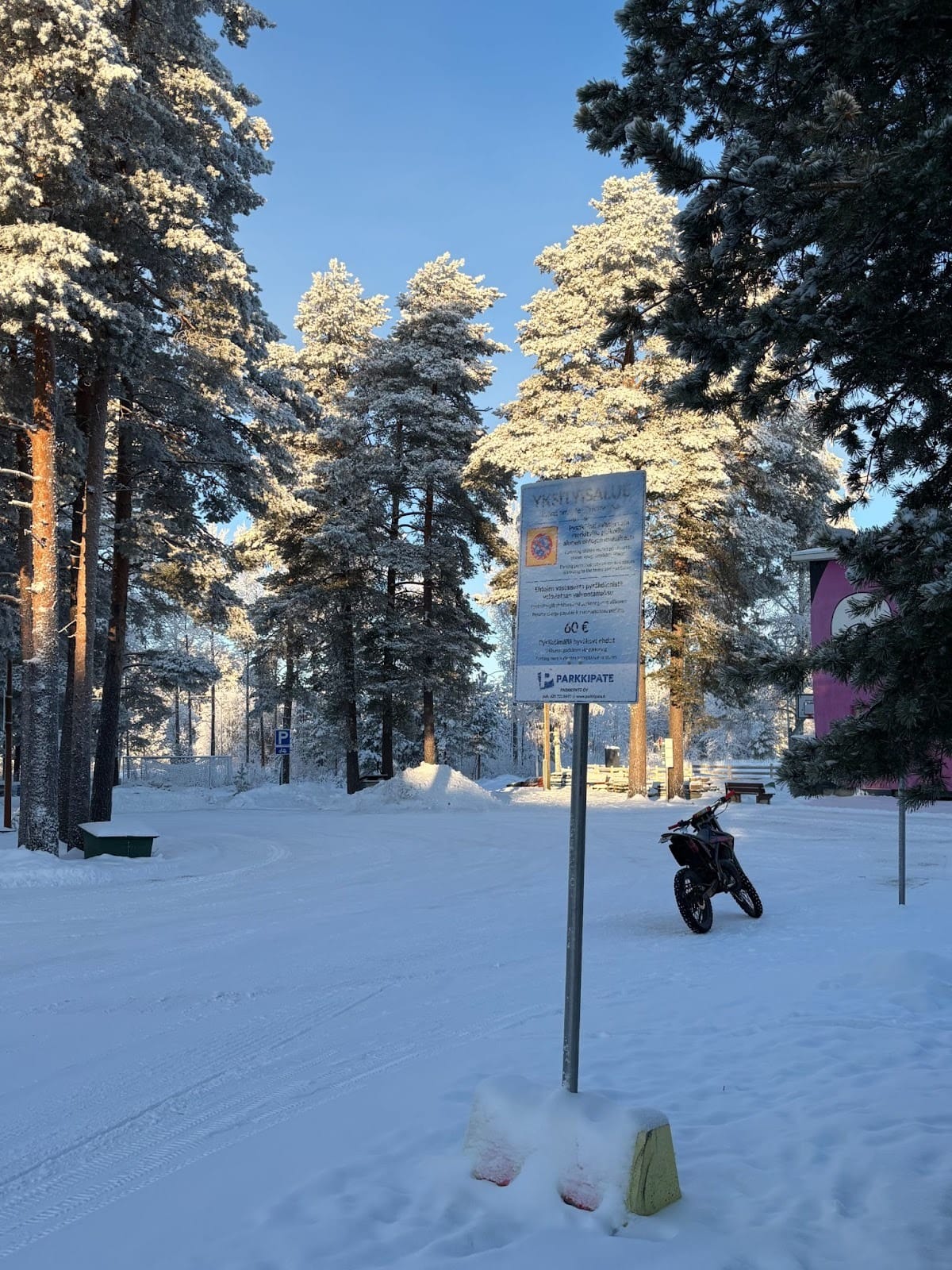 Huiskeen ensimmäinen mopoparkki ja pysäköintikieltokyltti.