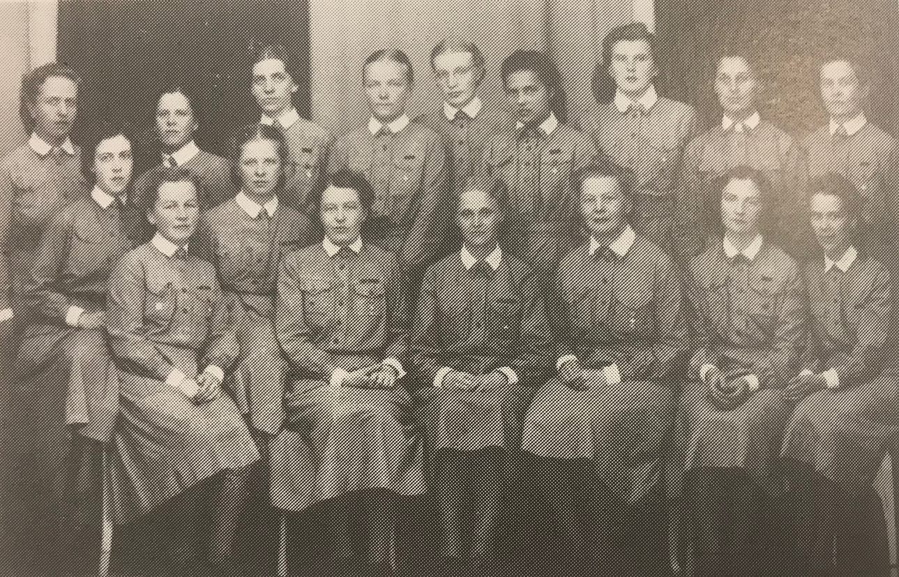 Seinäjoen lottakuoro kuvattuna ennen rintamakiertuetta vuonna 1942.