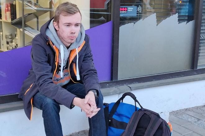 Aleksi Knuuti kertoo, että kymmenen minuuttia tulipalon jälkeen hotellin käytävä oli täynnä savua. KUVA: JUHO KORPELA