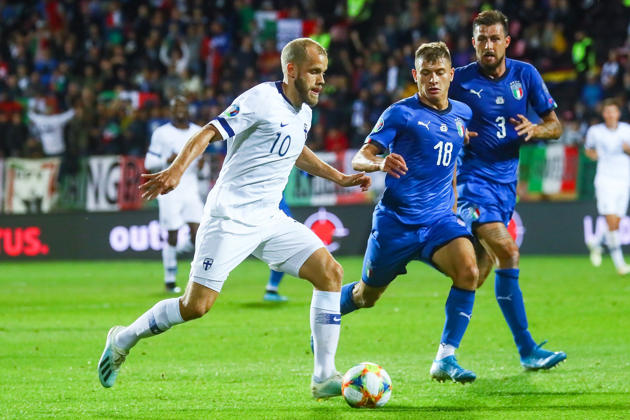 Teemu Pukki toi Suomen tasoihin 72. minuutilla ampumastaan rangaistuspotkusta.