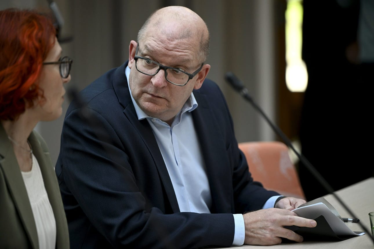 Palvelualojen ammattiliiton PAMin puheenjohtaja Annika Rönni-Sällinen ja Teollisuusliiton puheenjohtaja Riku Aalto SAK:n ammattiliittojen mediatilaisuudessa Helsingissä torstaina. LEHTIKUVA / ANTTI AIMO-KOIVISTO