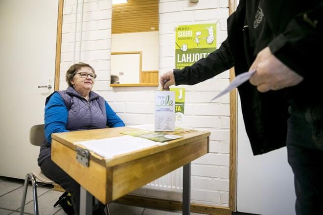 Pieni ele -vaalikeräyksellä haetaan tukea vammais- ja terveystyön hyväksi. Puolet tuotosta jää jokaiseen kuntaan. Sisko Kullas on ollut keräysvalvojana aiemminkin. KUVA: KRISTA LUOMA