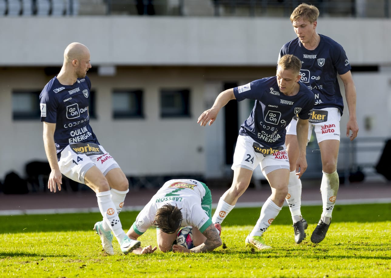 Tässä vaiheessa kaikki näytti hyvältä. Niklas Jokelainen (vas.), Yassin Daoussi ja Samuli Hölttä nöyryyttävät IFK Mariehamnia.
