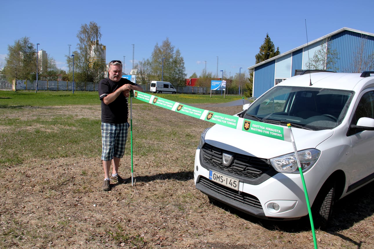 Mainostalo Teipparin yrittäjä Sakari Laukkanen uskoo, että yhdessä Lapin pelastuslaitoksen kanssa kehitetylle tiensivuun jääneiden autojen merkintäjärjestelmälle on isot markkinat ulkomaita myöten.