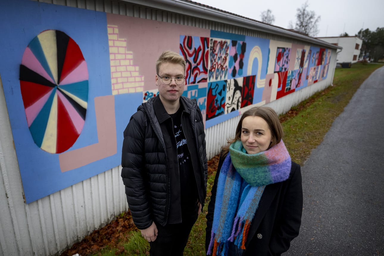 Muraali-idean äiti kulttuurituottaja Laura Buckman ja nuoriin tekijöihin kuuluva Juuso Försti ovat tyytyväisiä aikaansaannokseensa.