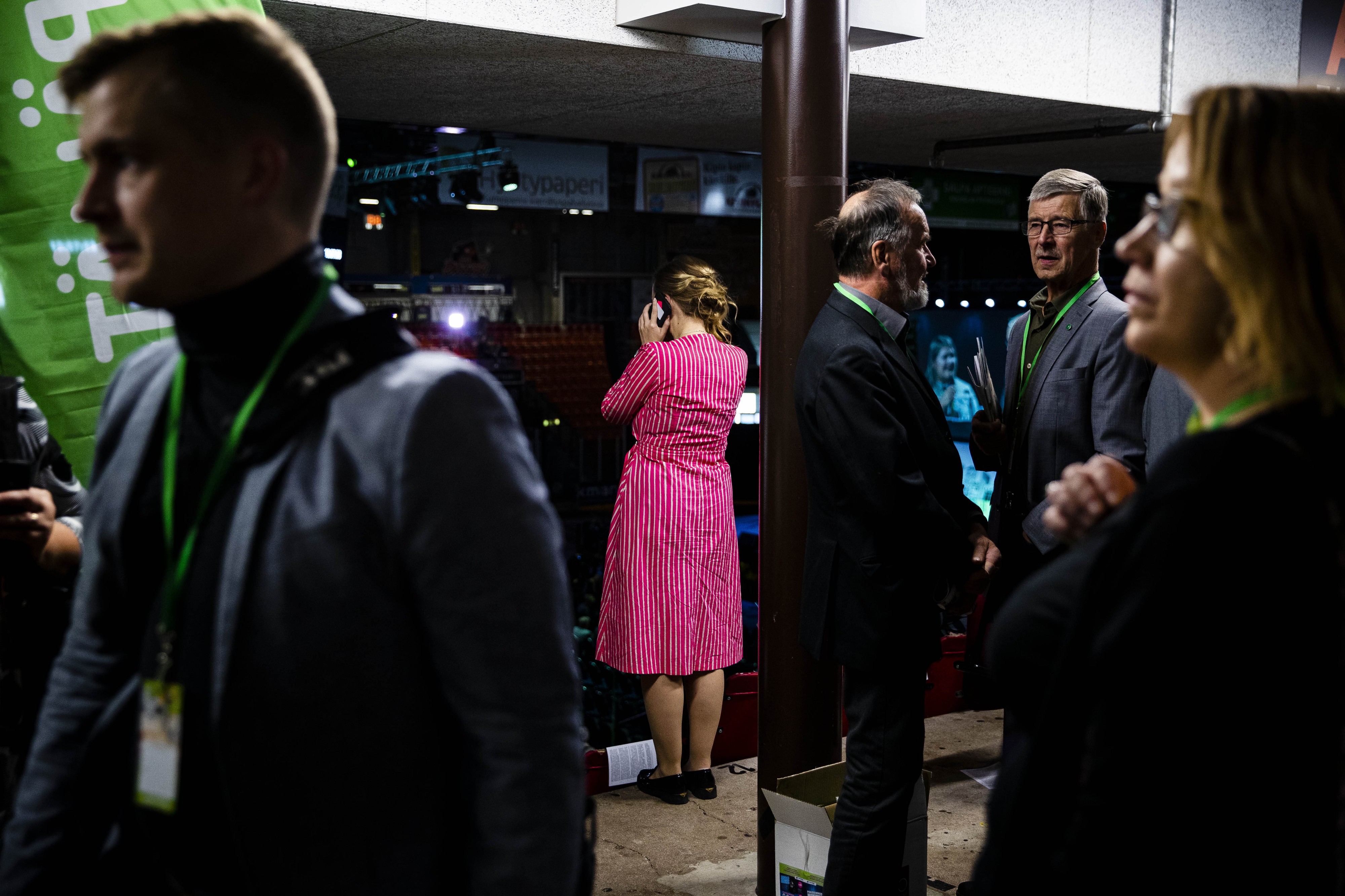 Katri Kulmuni ehti väen paljoudessa antaa kommentteja puhelimitse.