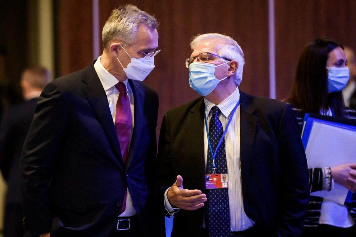 Josep Borrell (oik.) soitti ennen Ukrainan vierailuaan Naton pääsihteerille Jens Stoltenbergille (vas.). LEHTIKUVA/AFP